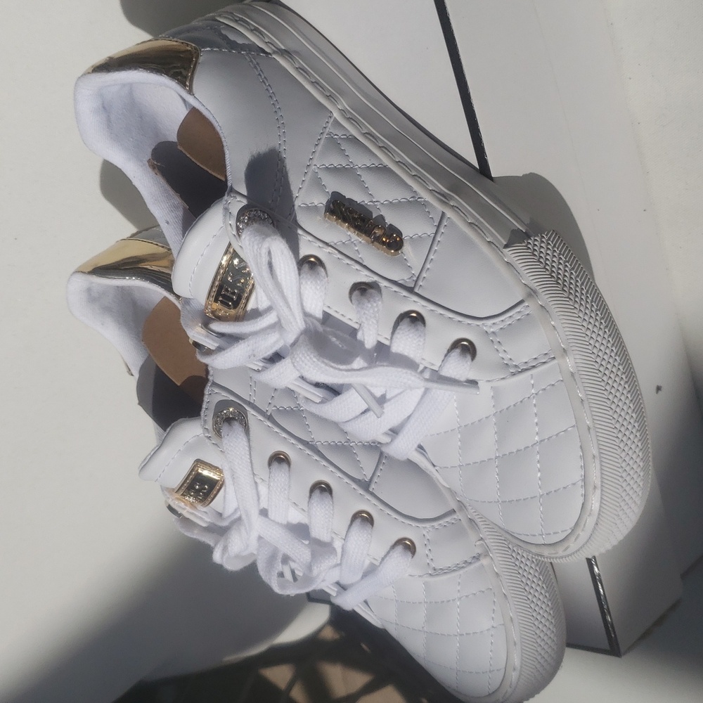 💜Guess Los Angeles White Sneakers Size 6
